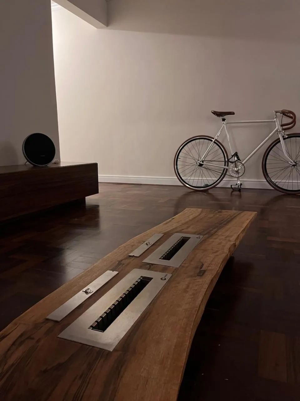 Mesa de centro em madeira maciça com lareira ecológica 65204505244545120