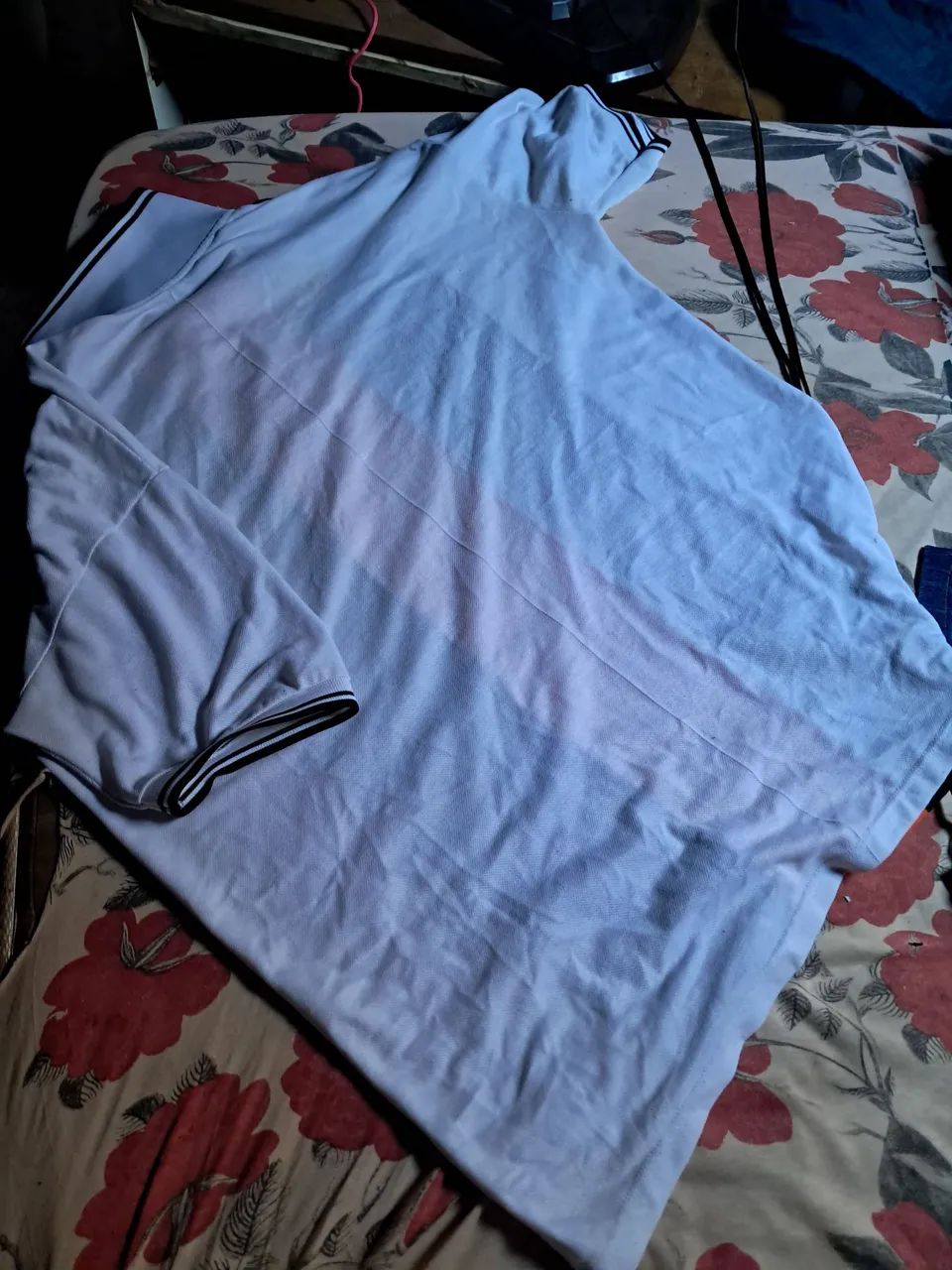 VENDO UMA CAMISA COM 2 DIAS USADA. CHEGA * - Foto 3