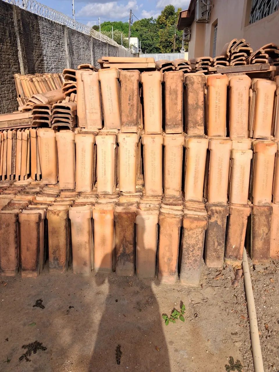 VENDE-SE TELHAS DE BARRO USADAS