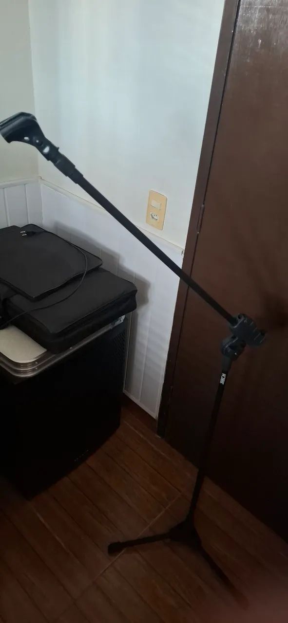 Vendo 9 pedestais p/ microfones