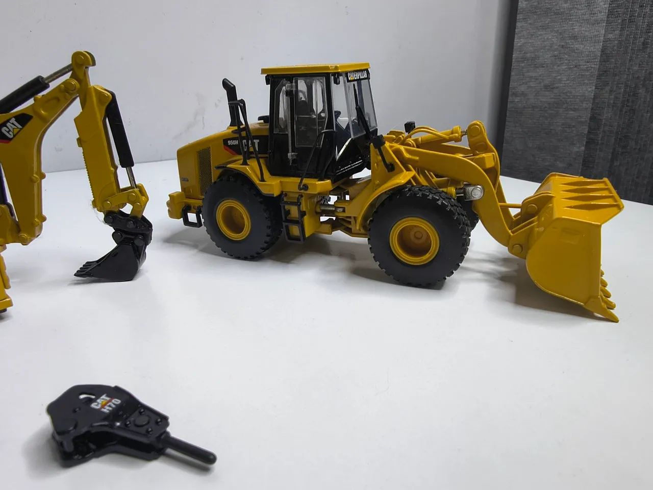 Miniatura Caterpillar Pá e Retroescavadeira 1/50 - Foto 3