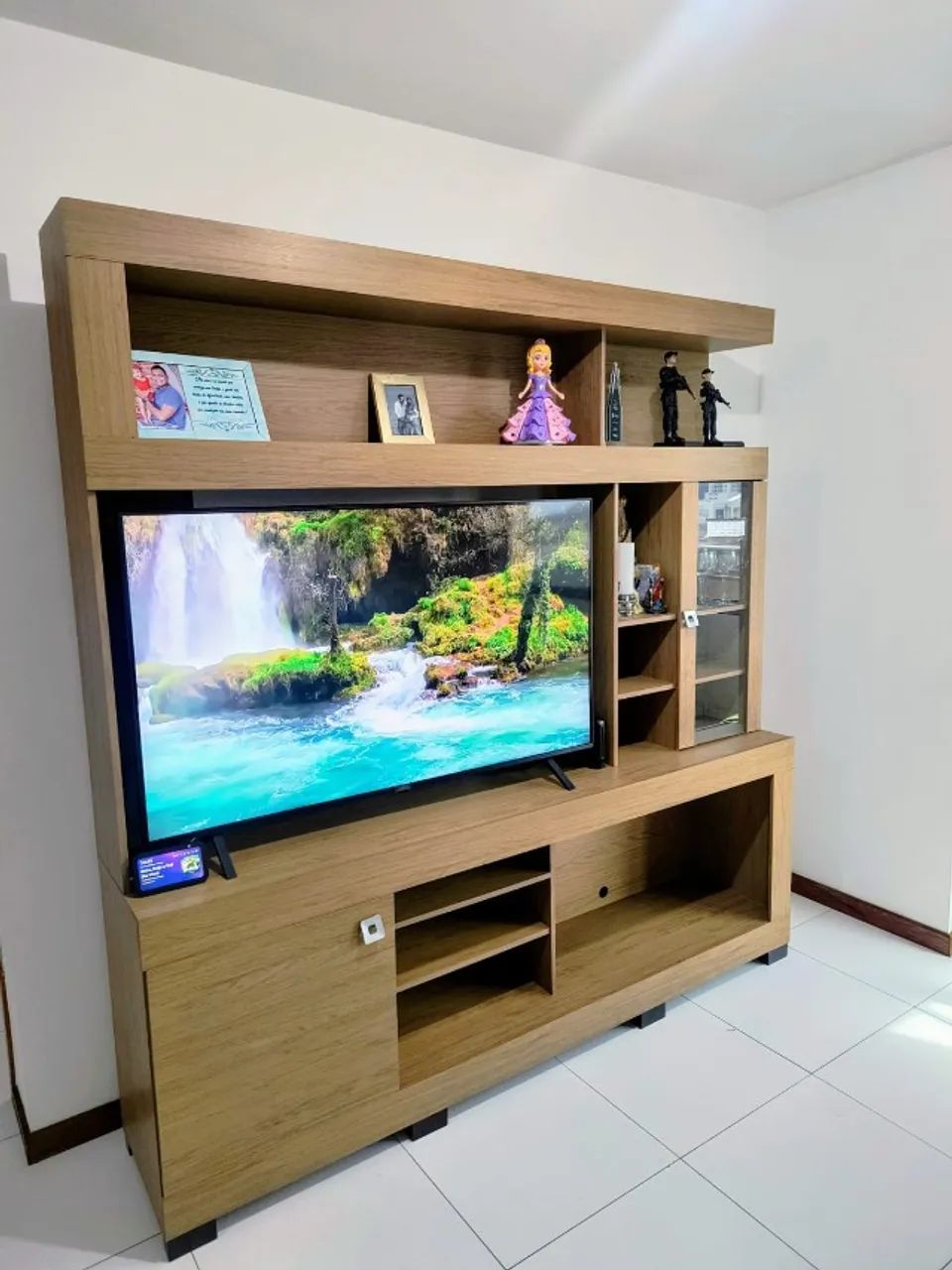 Vendo linda estante, para TV de até 60 polegadas.