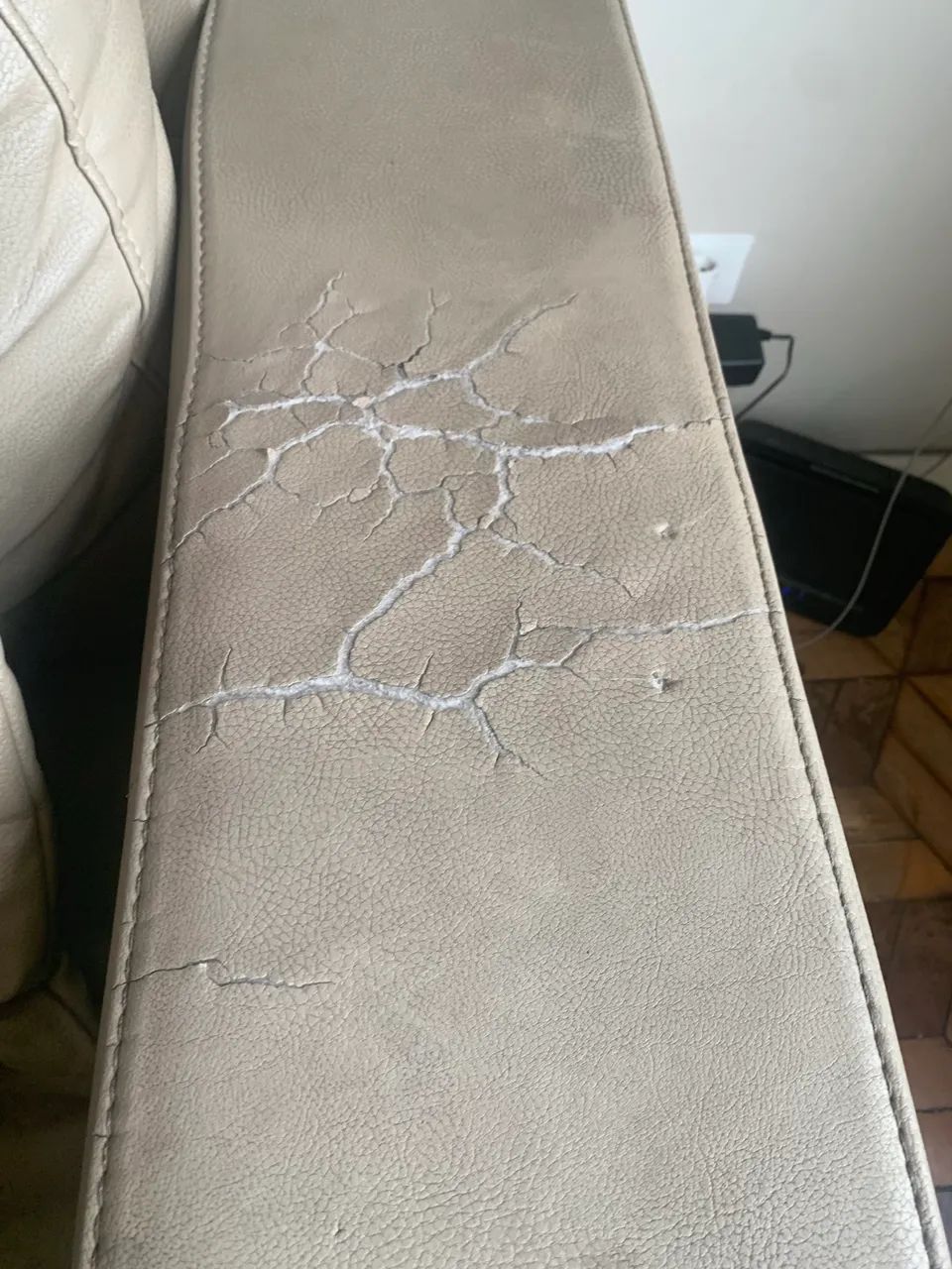 Sofá couro - precisa trocar ou usar capa - Foto 3