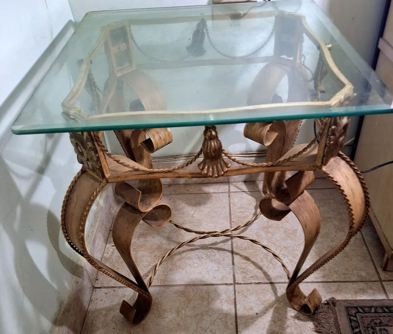 MESA LATERAL DE METAL DOURADO DO MEIO SÉCULO COM TOPO DE VIDRO  - Foto 5