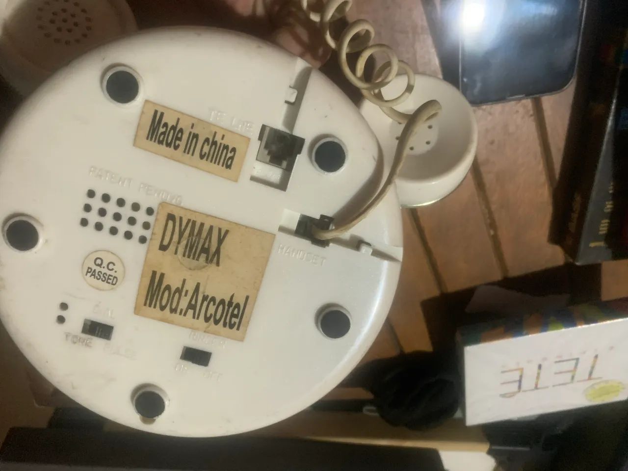 telefone fixo de estilo retrô branco. - Foto 4