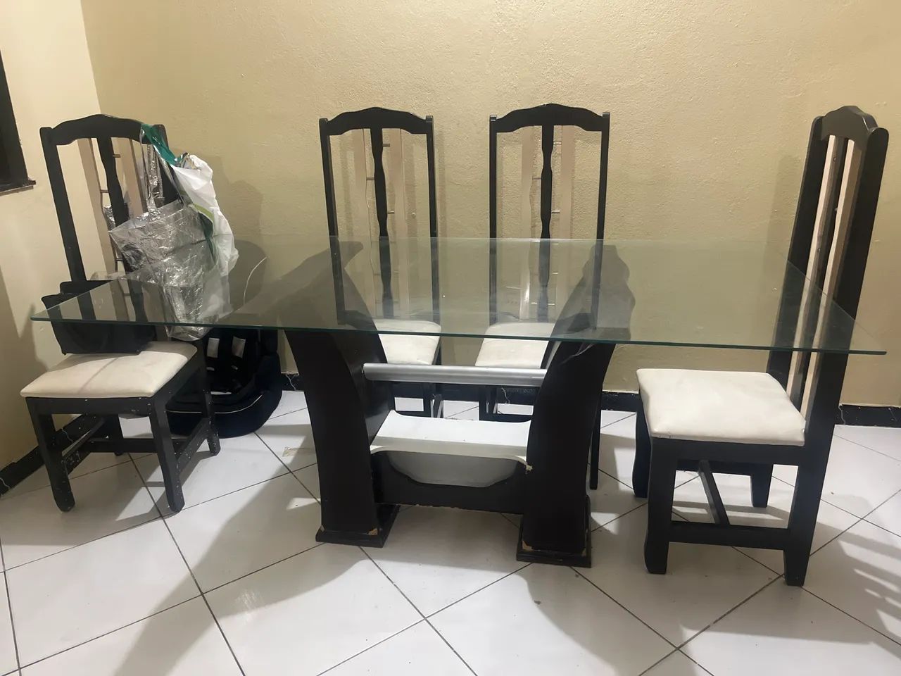 Vende-se só o vidro da mesa.