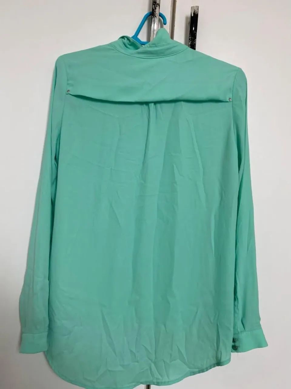 Blusa social de maga verde água  - Foto 3