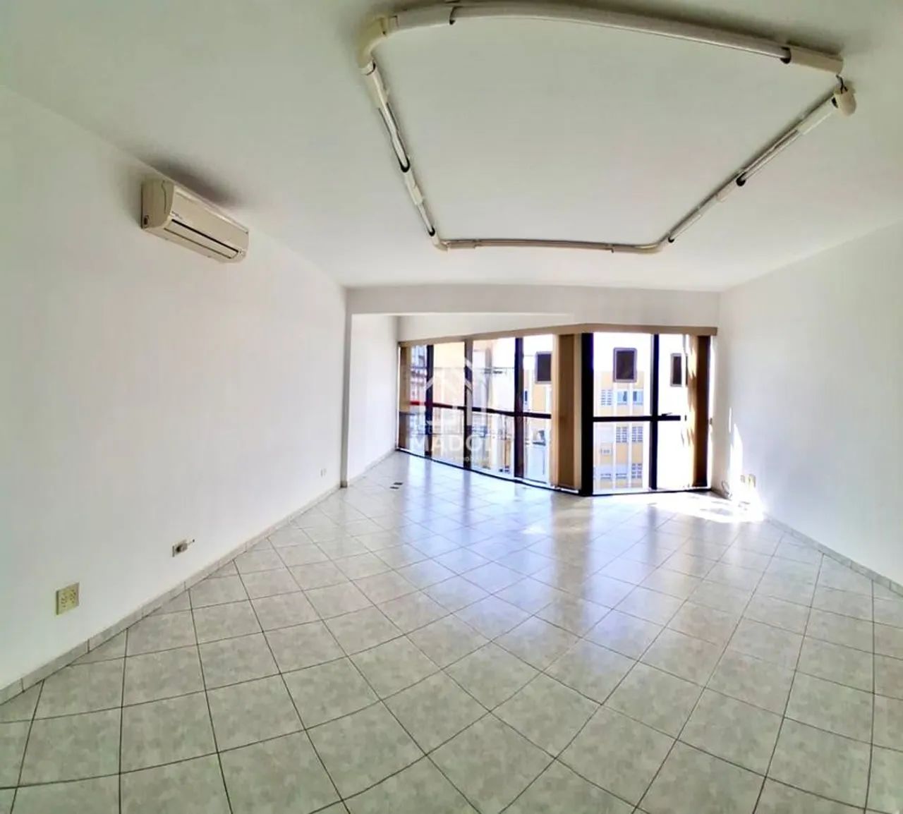 Sala comercial com ampla e escritório | Centro | R$ 1.300,00 - Foto 2