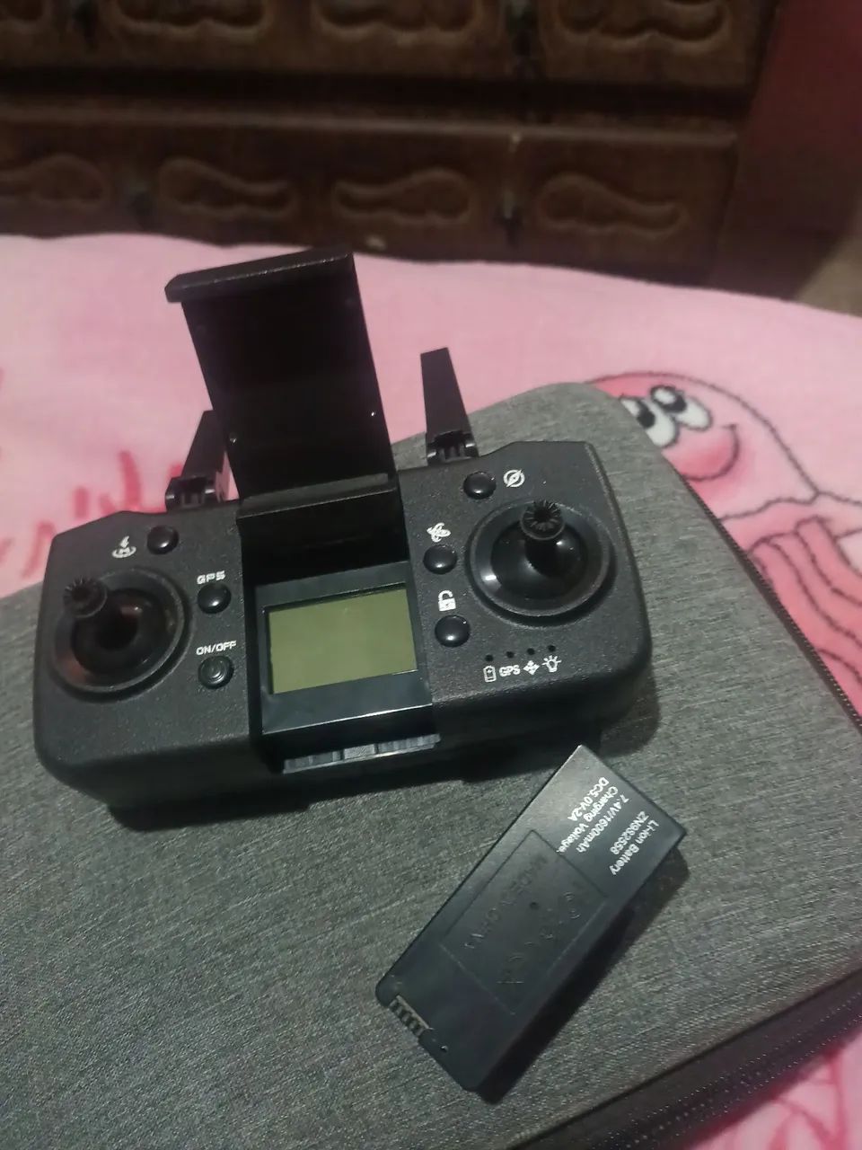 Vendo um controle do drone  rg700 pro e uma bateria 