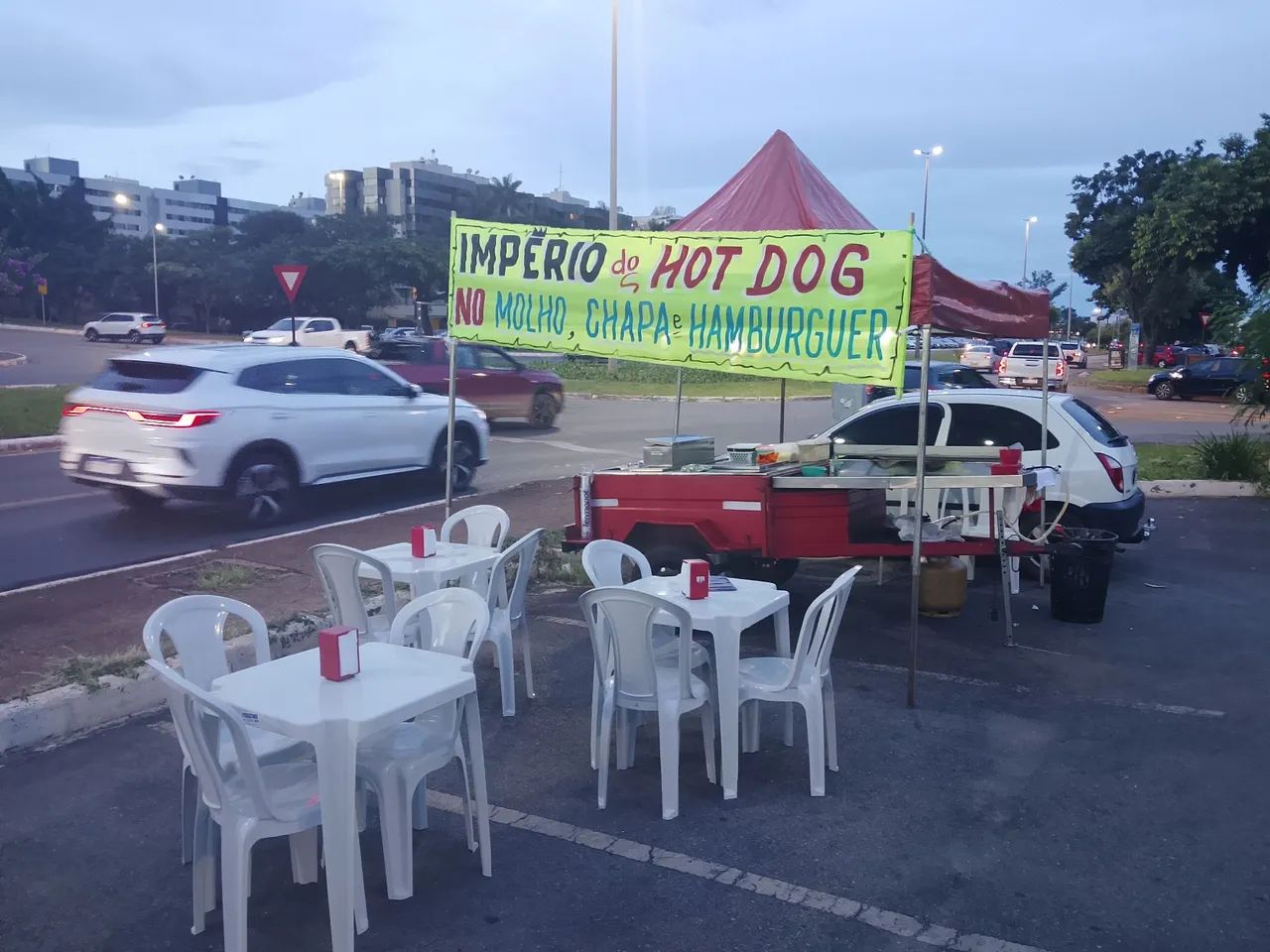 Carrocinha de hot dog completo pronto para trabalhar