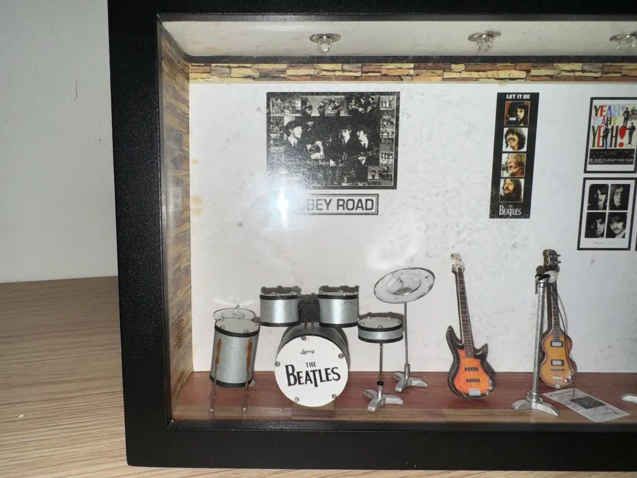 Quadro miniatura com studio e instrumentos Beatles  - Foto 2