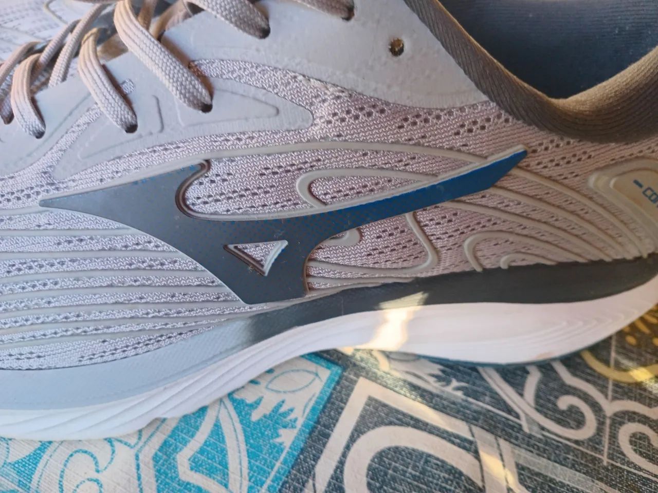 Tenis mizuno cinza e azul