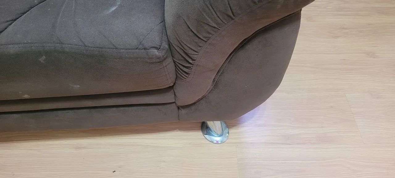 Sofa aveludado marron 3 lugares - Foto 4