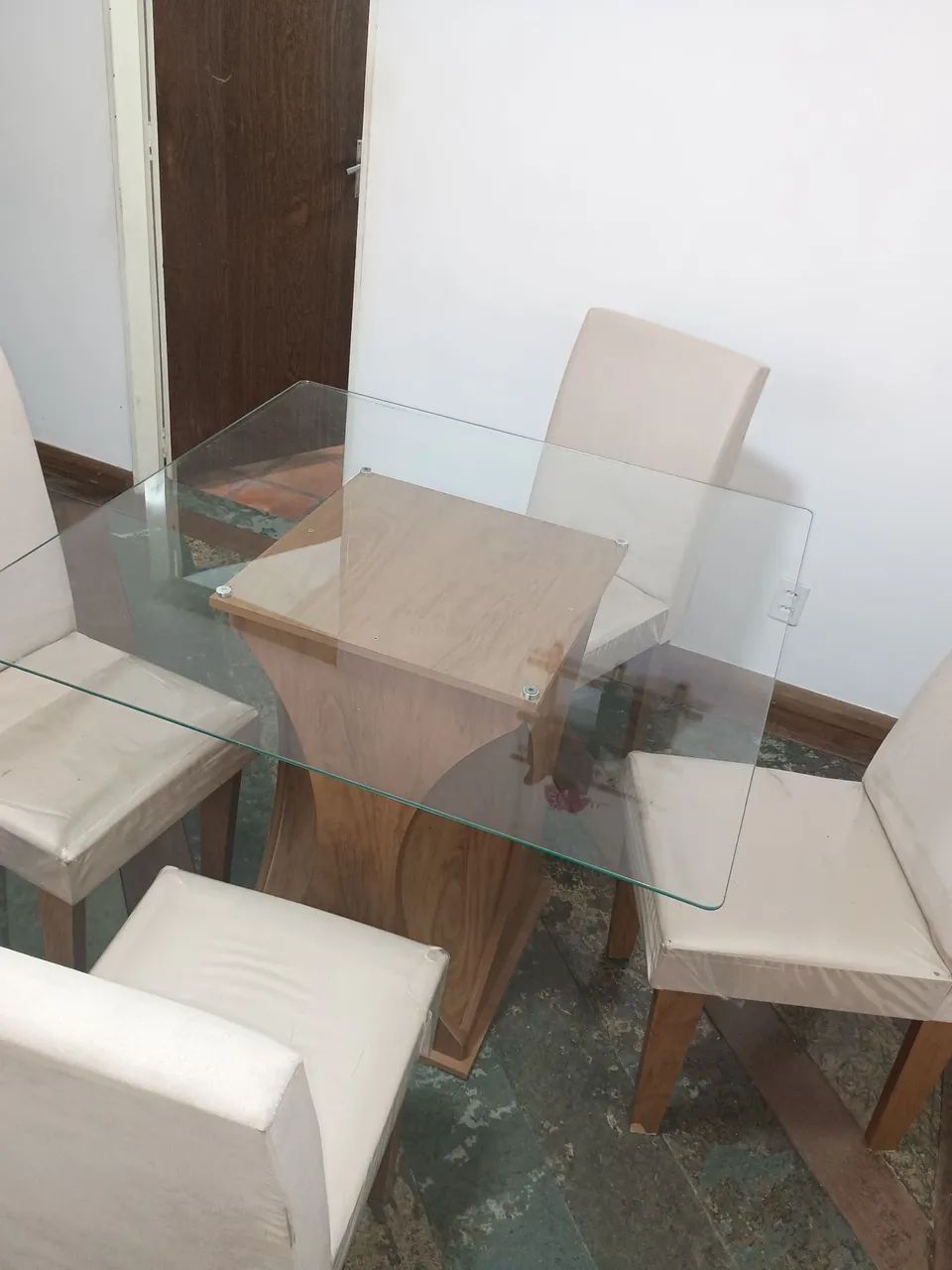 Mesa de jantar com tampo de vidro e 4 cadeiras estofadas