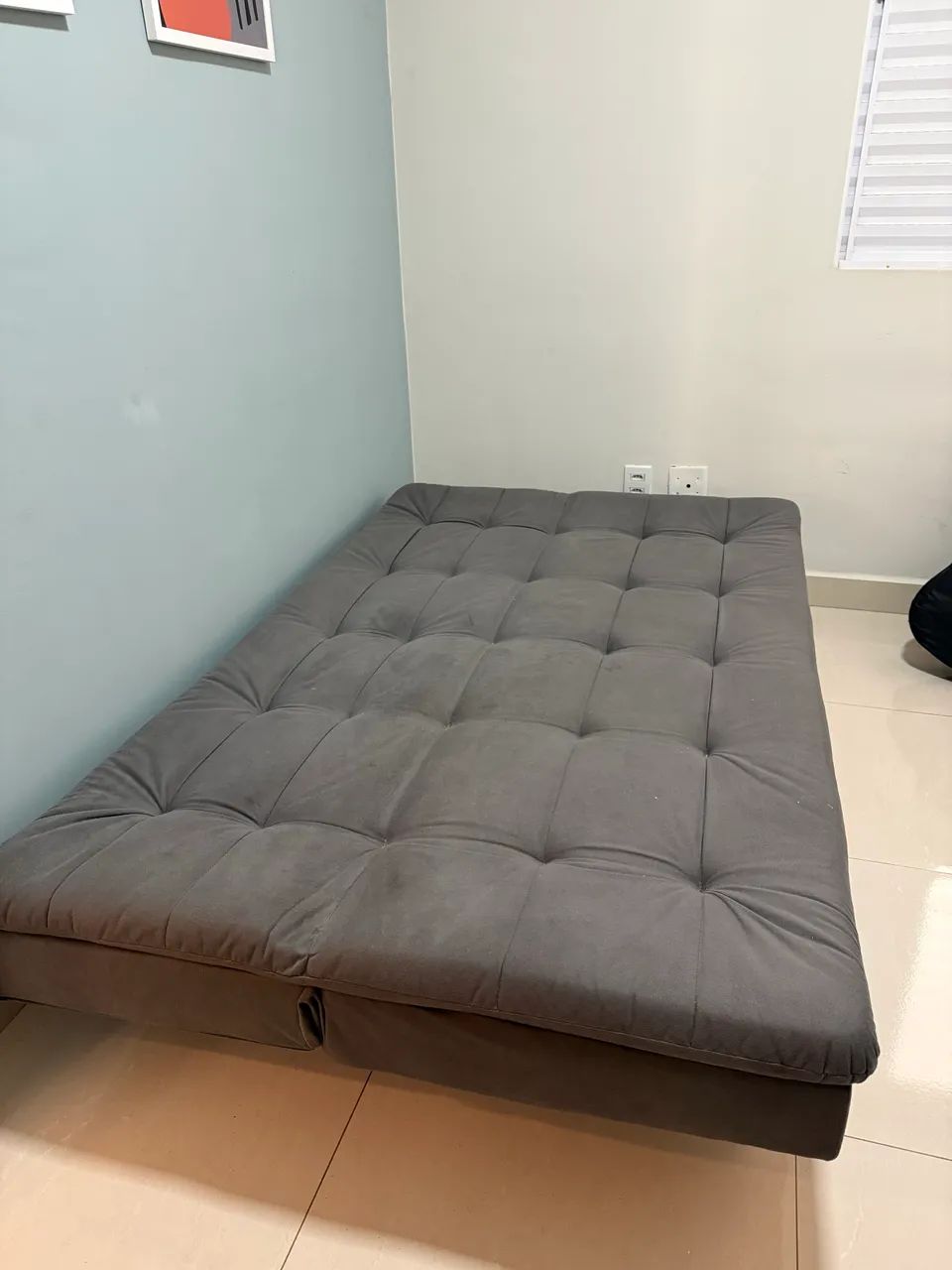 Sofá cama cinza em suede POUCO USADO - Foto 3