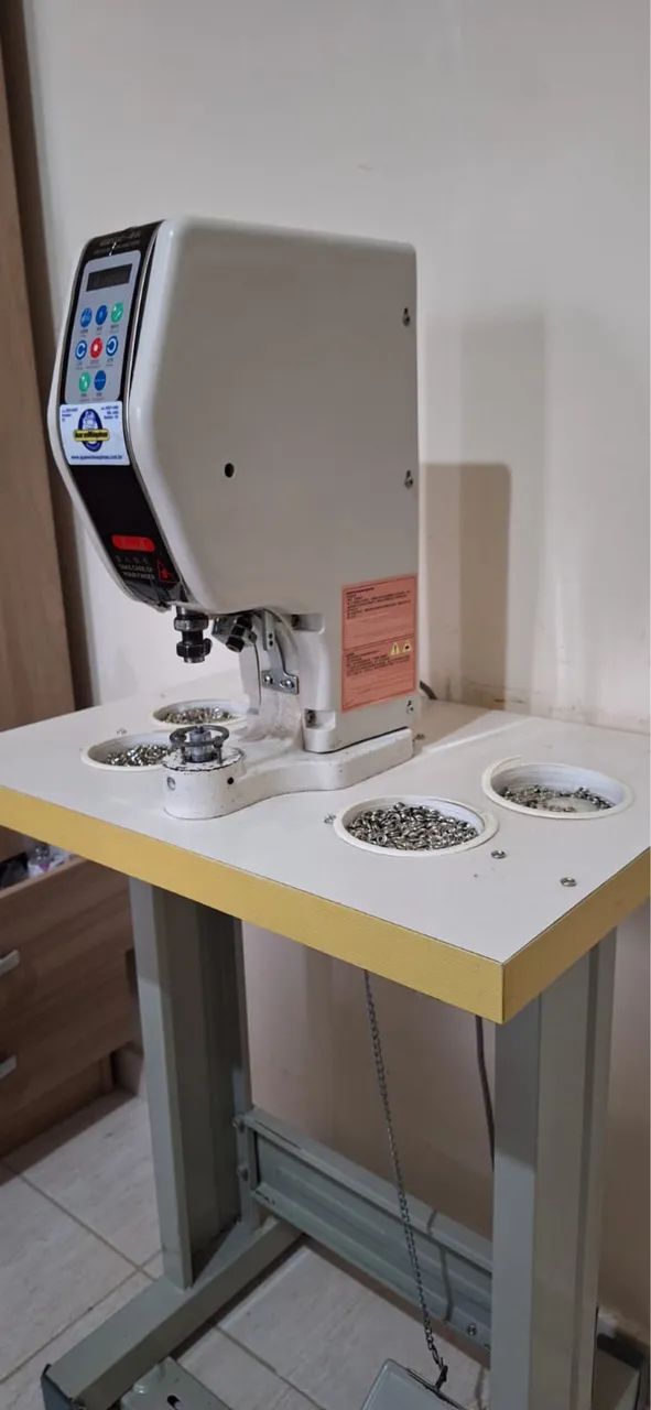 Máquina de Ilhós com painél eletrônico Lanmax LM-918 - 220V