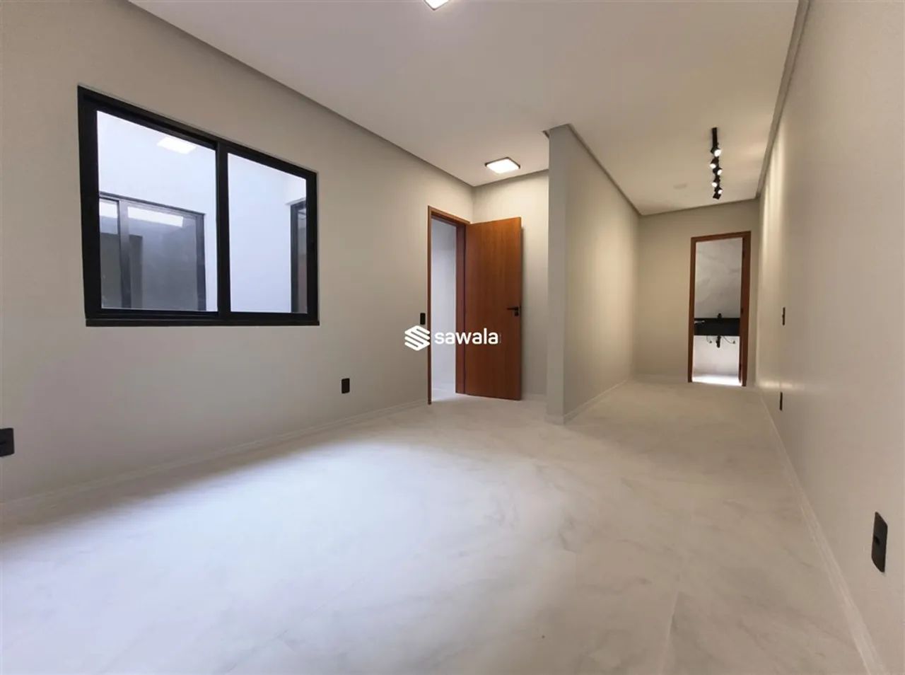 Maravilhosa casa linear, primeira locação!