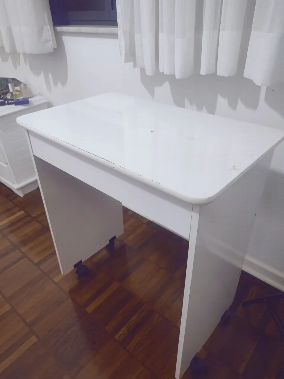Escrivaninha branca com rodinhas  - Foto 3