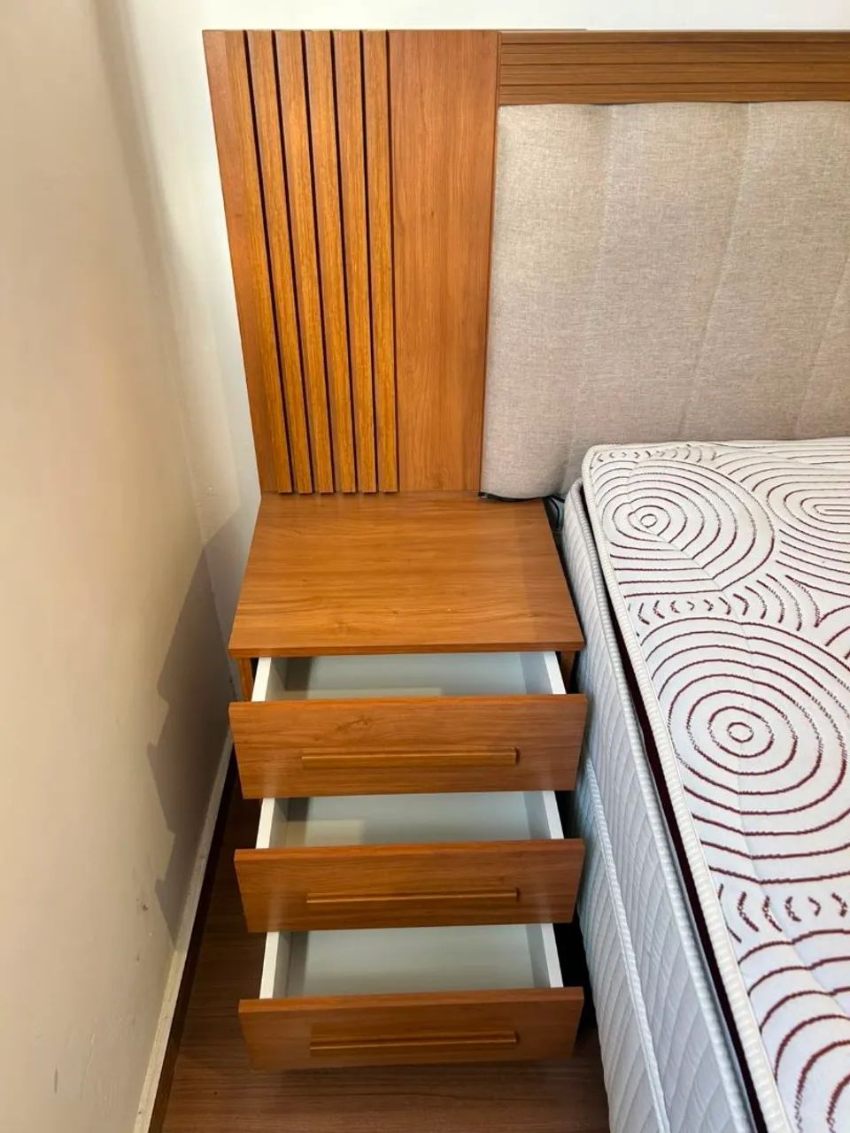 Cama de casal semi nova com colchão excelente  - Foto 5