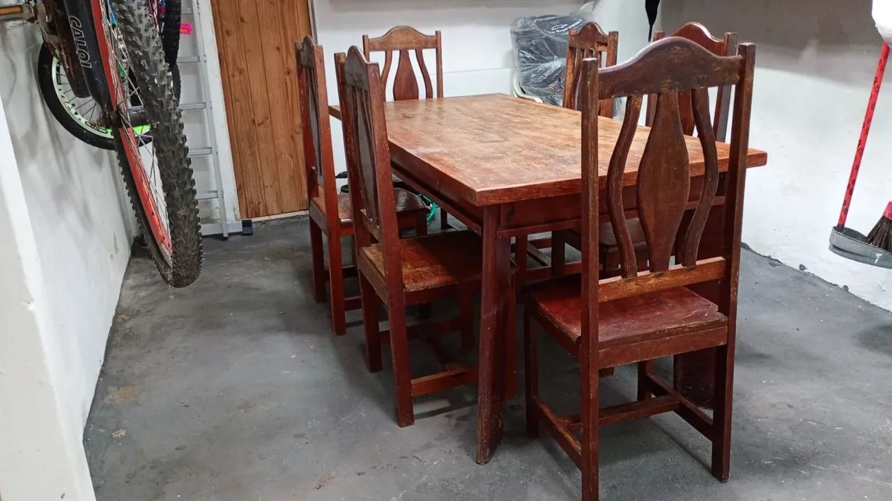 Mesa em madeira maciça 