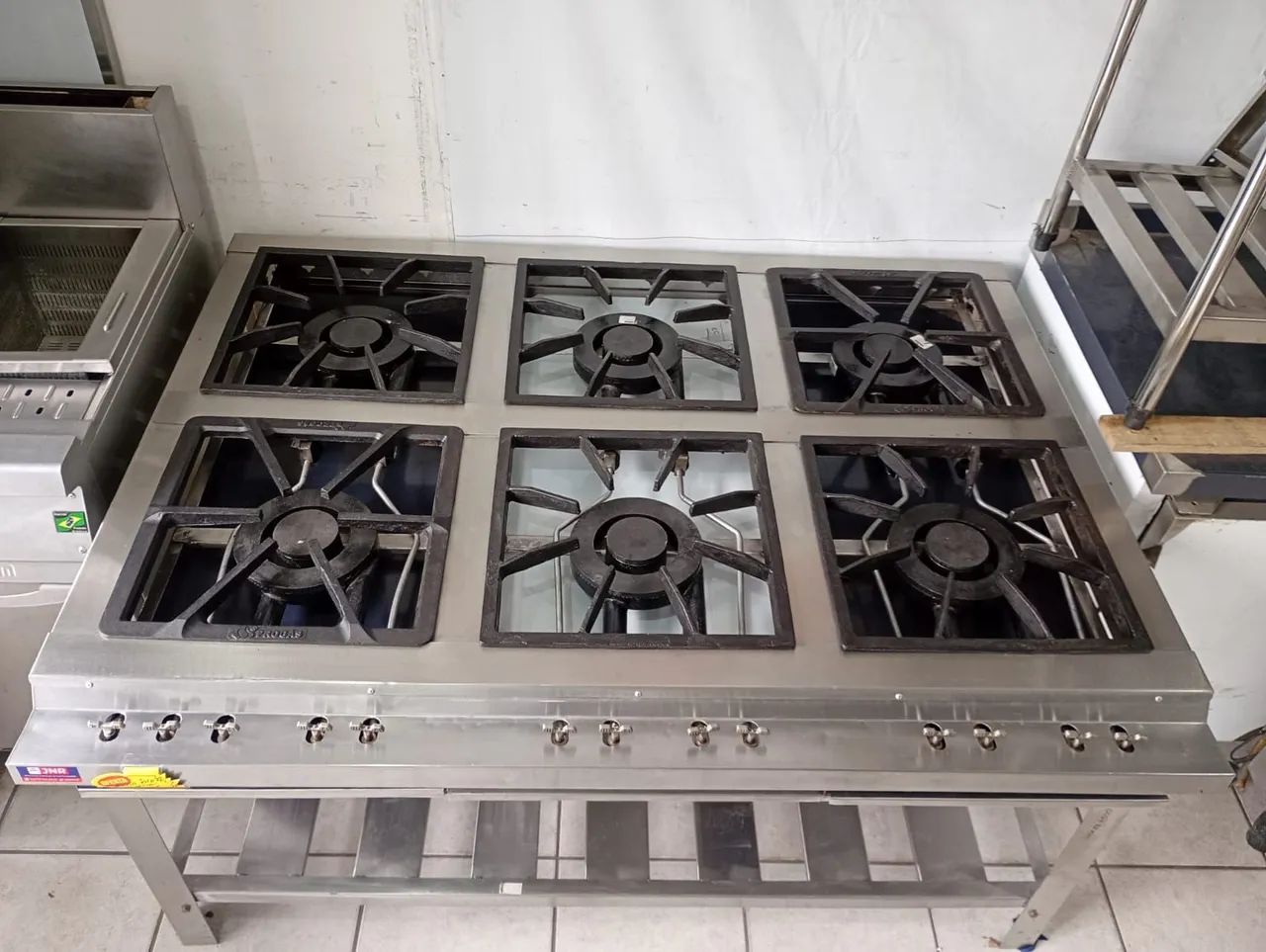 Fogão industrial em inox com paneleiro gradeado 