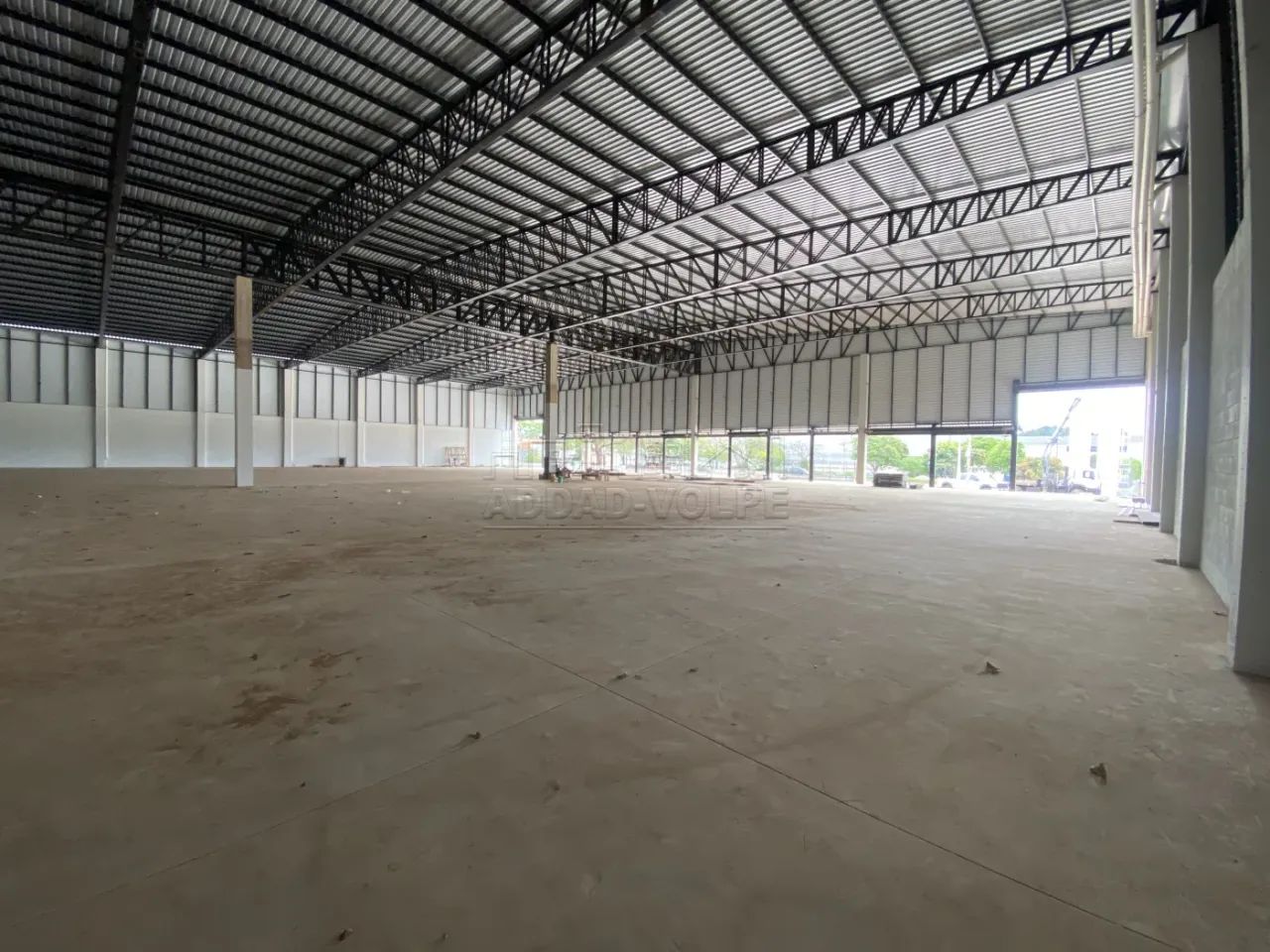 Galpão Logístico com 2.500 m², 12 Docas e Área de Manobra de 1.500 m²