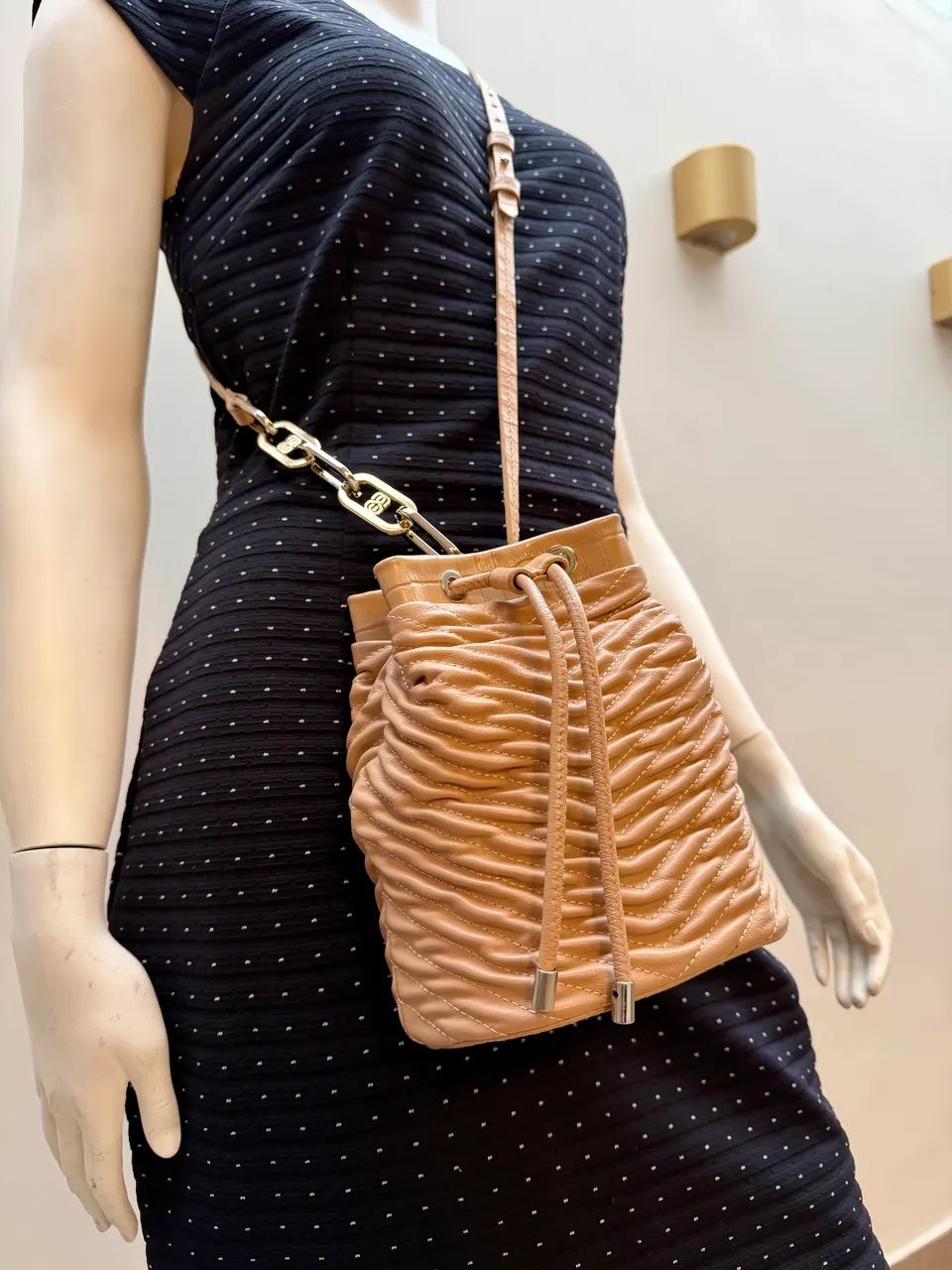 Bolsa Schutz Bucket Pequena Noah Couro Bege Couro legítimo - Foto 5