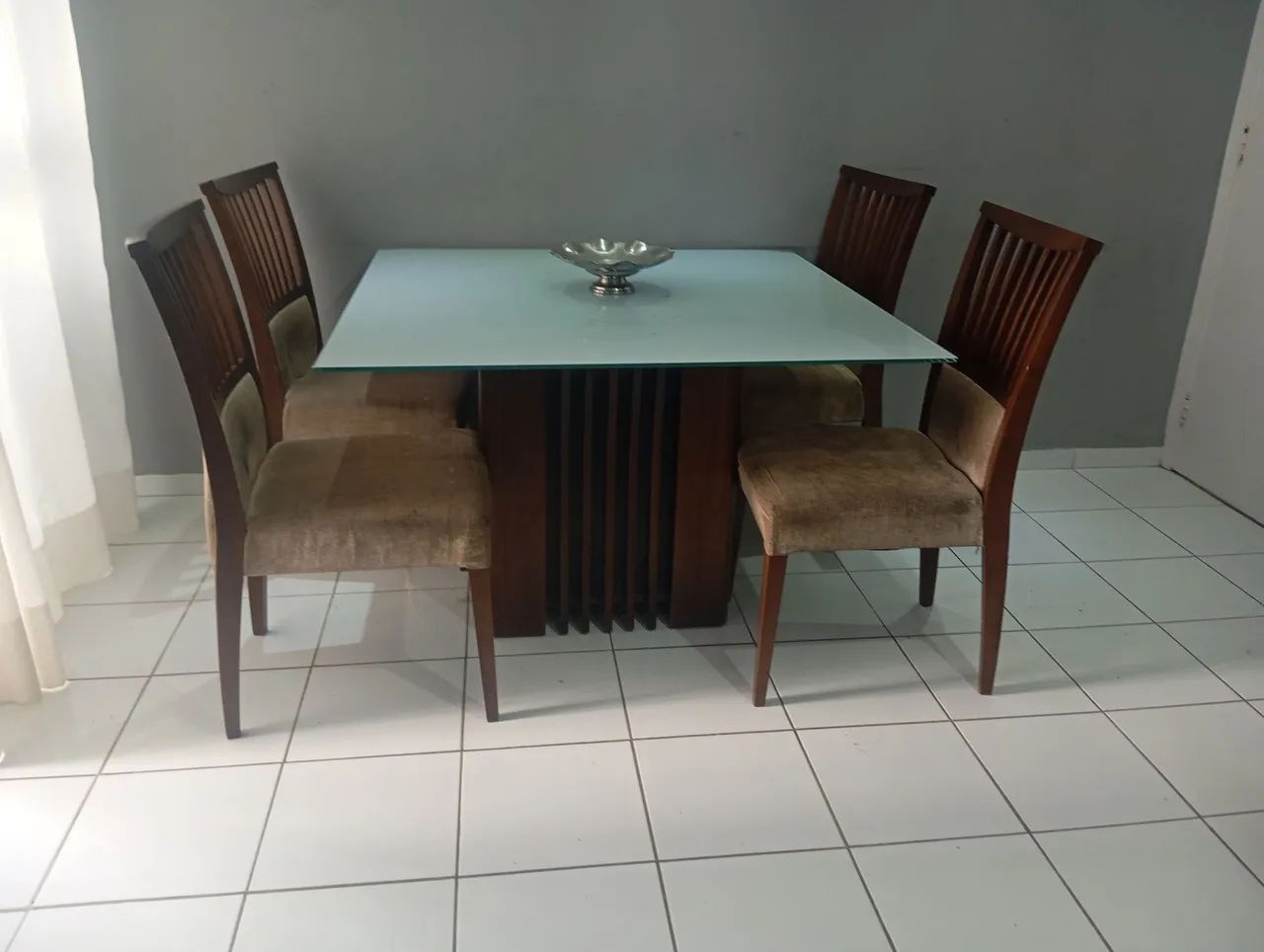 Mesa quadrada 1,20X1,20 vidro temperado, mais 4 cadeiras madeira maciça. - Foto 2