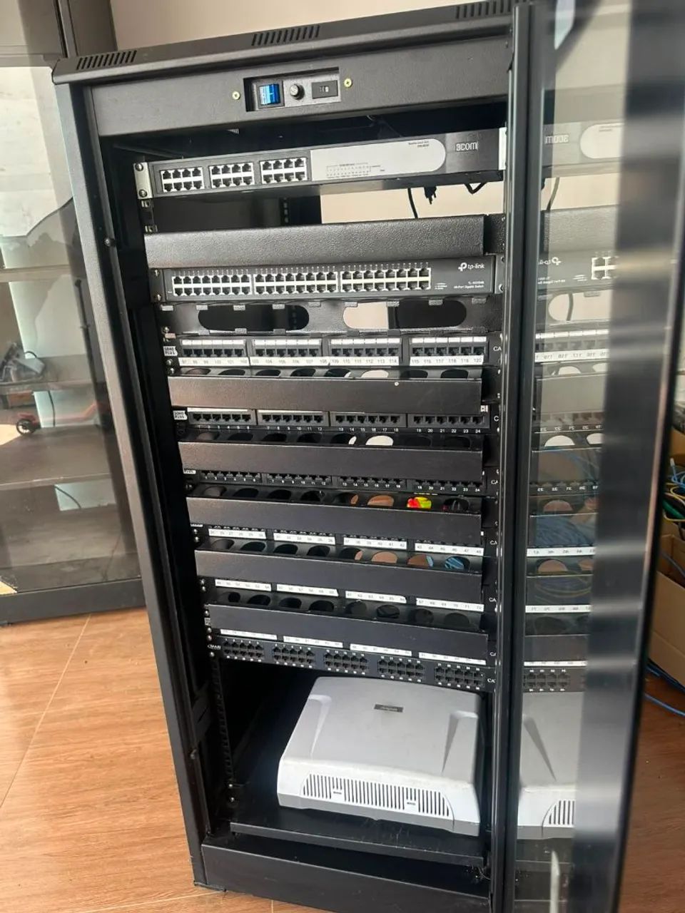 Rack Piso 24U Triunfo + Switch TP-Link 48P + Switch 3Com + PABX Intelbras