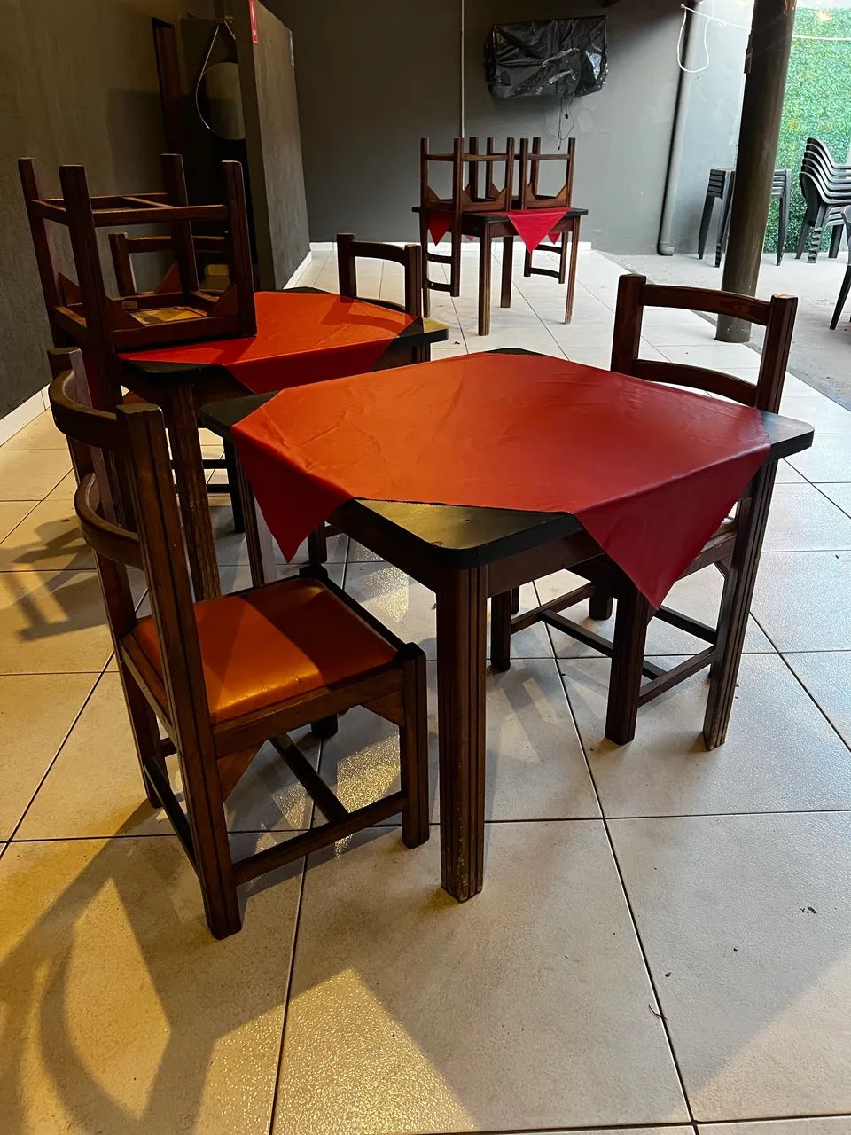 Mesas de madeira boa, ideais para bar e restaurante 