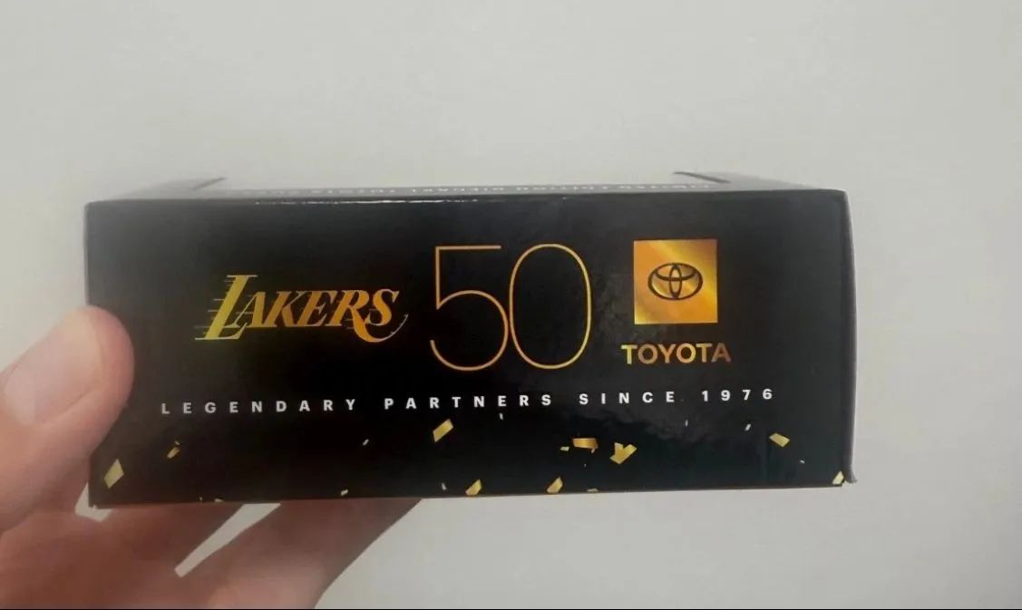 Miniatura colecionável Toyota Supra Lakers 50 Gold, edição limitada - Foto 2