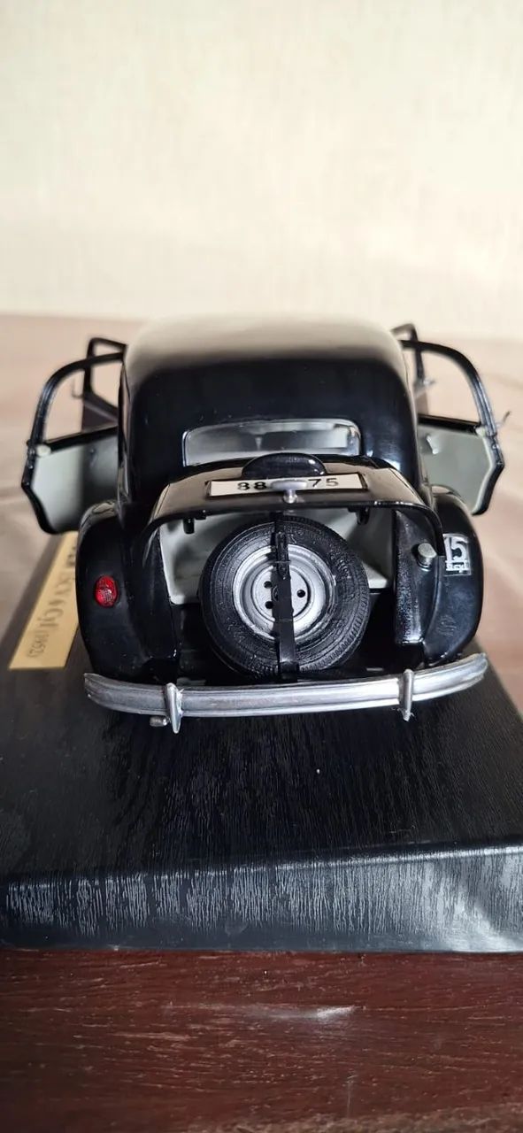Miniatura carro 1/18 Citroën 15CV 6 Cyl (1952) Preto - Maisto