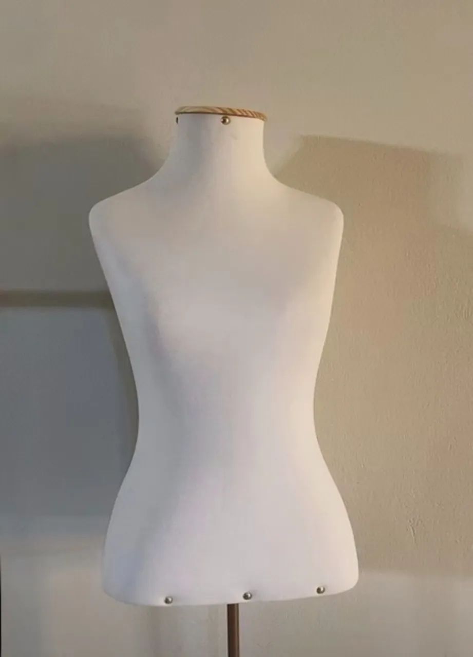 MANEQUIM BUSTO COM PEDESTAL  - Foto 2