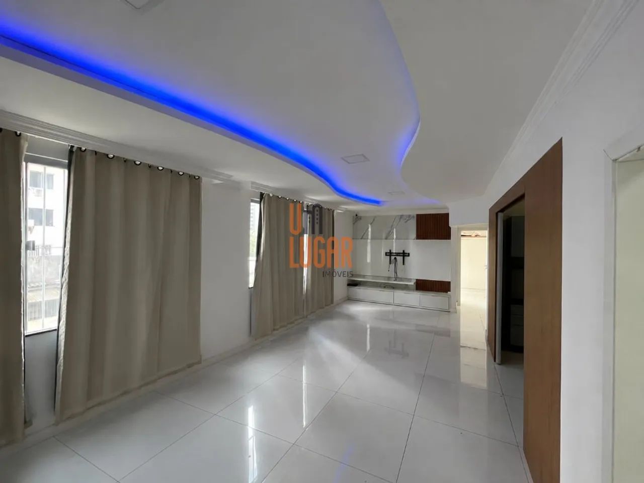 Um Lugar Imóveis Aluga: Apartamento com 2 suítes e vaga de garagem na Av. Serzedelo Correa