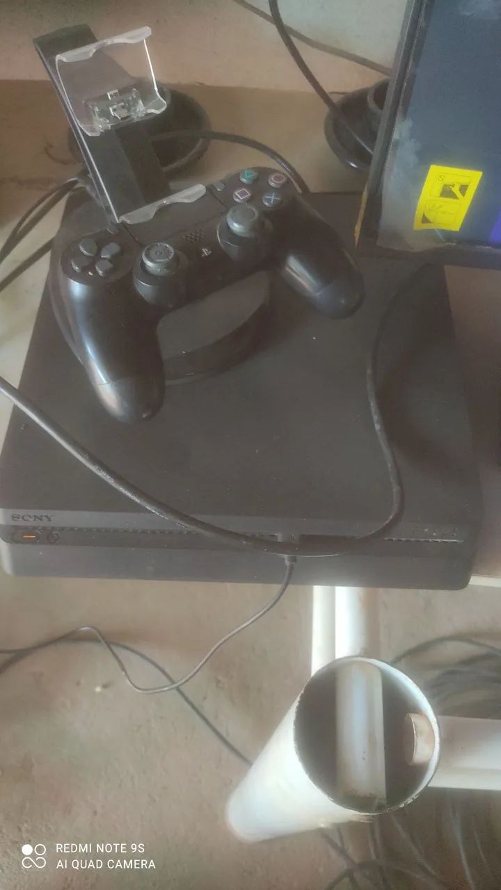 Vendo ps4 slim 1tb 4 controles 