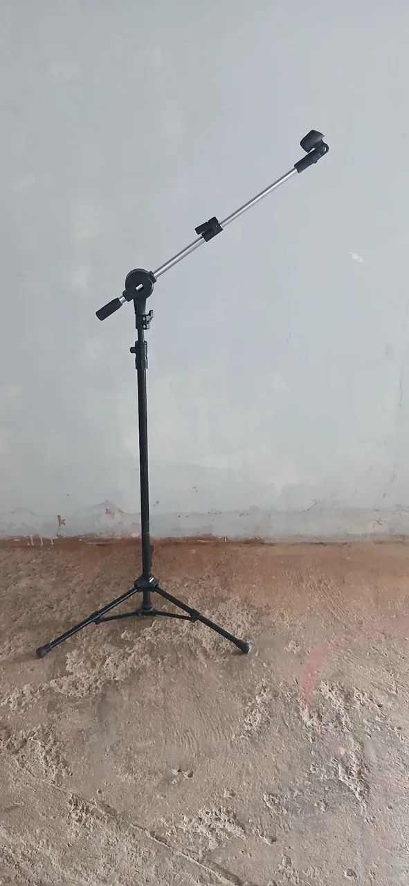Pedestais de microfone e caixa de som  - Foto 2