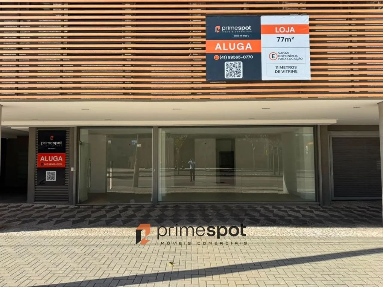 Loja no Cabral com ampla vitrine de 10 metros de testada - 77 m²
