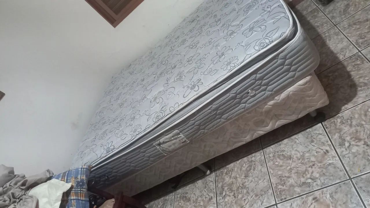 Cama Box e colchão usados