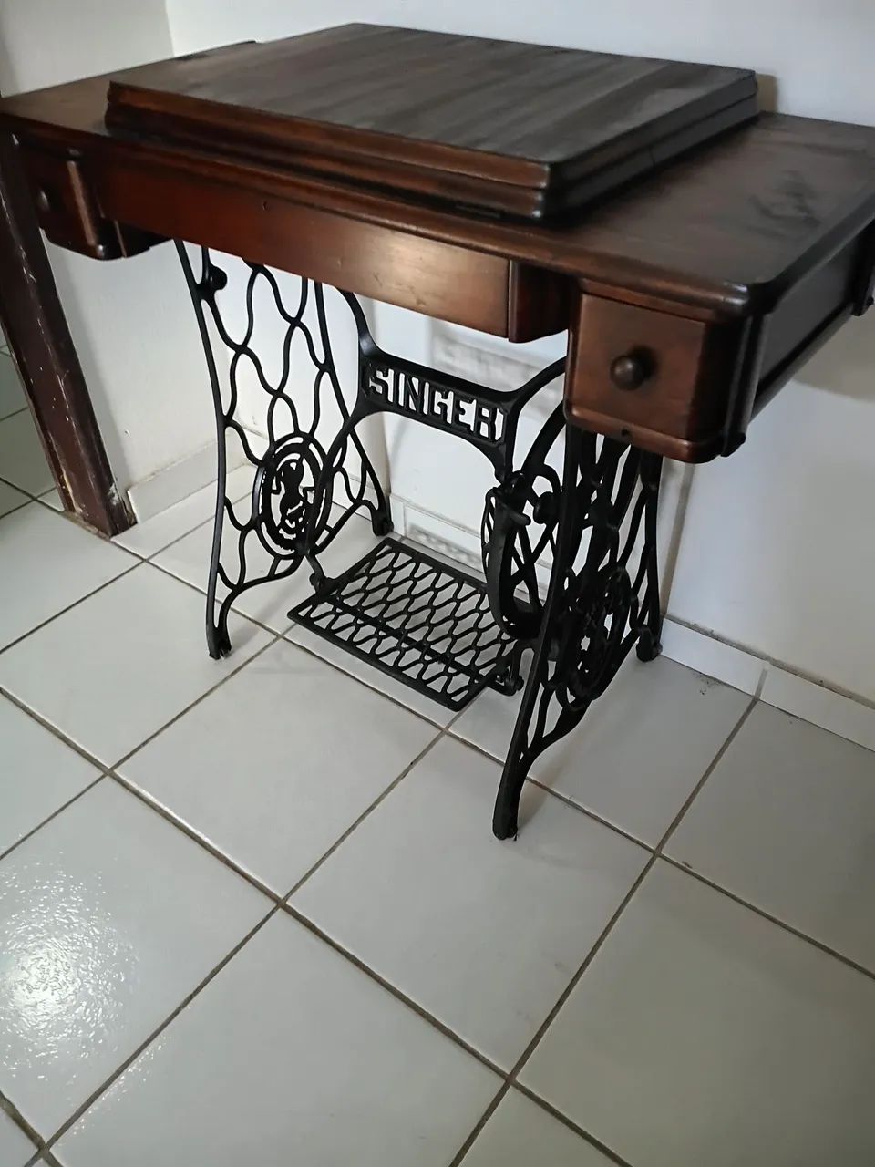 Móvel antigo,( máquina de custura singer)