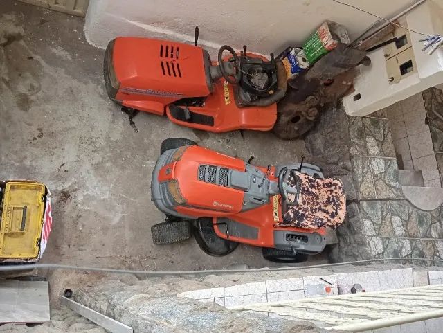 vendo 2 tratoricos cortador de grama Husqvarna, uma para reforma e outro para tirar peças - Foto 5