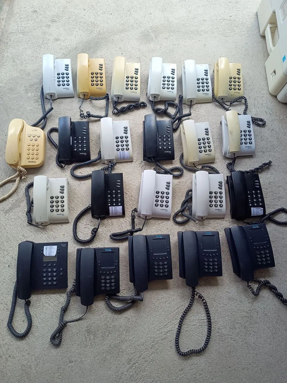 Vendo lote com 22 telefones, Funcionando. Leia bem o anúncio.