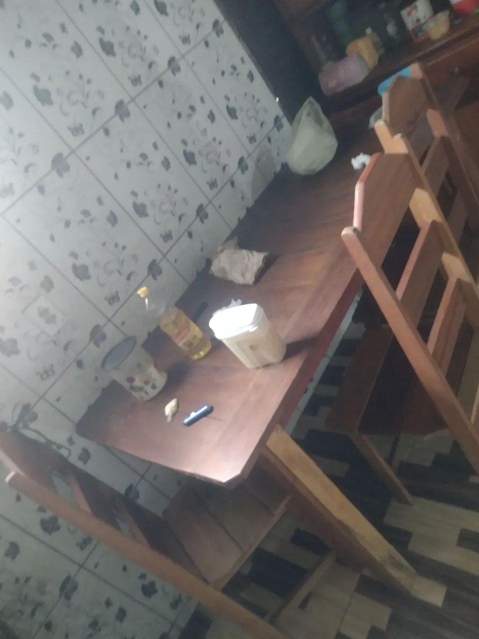 Vendo mesa de madeira com 6 cadeiras 