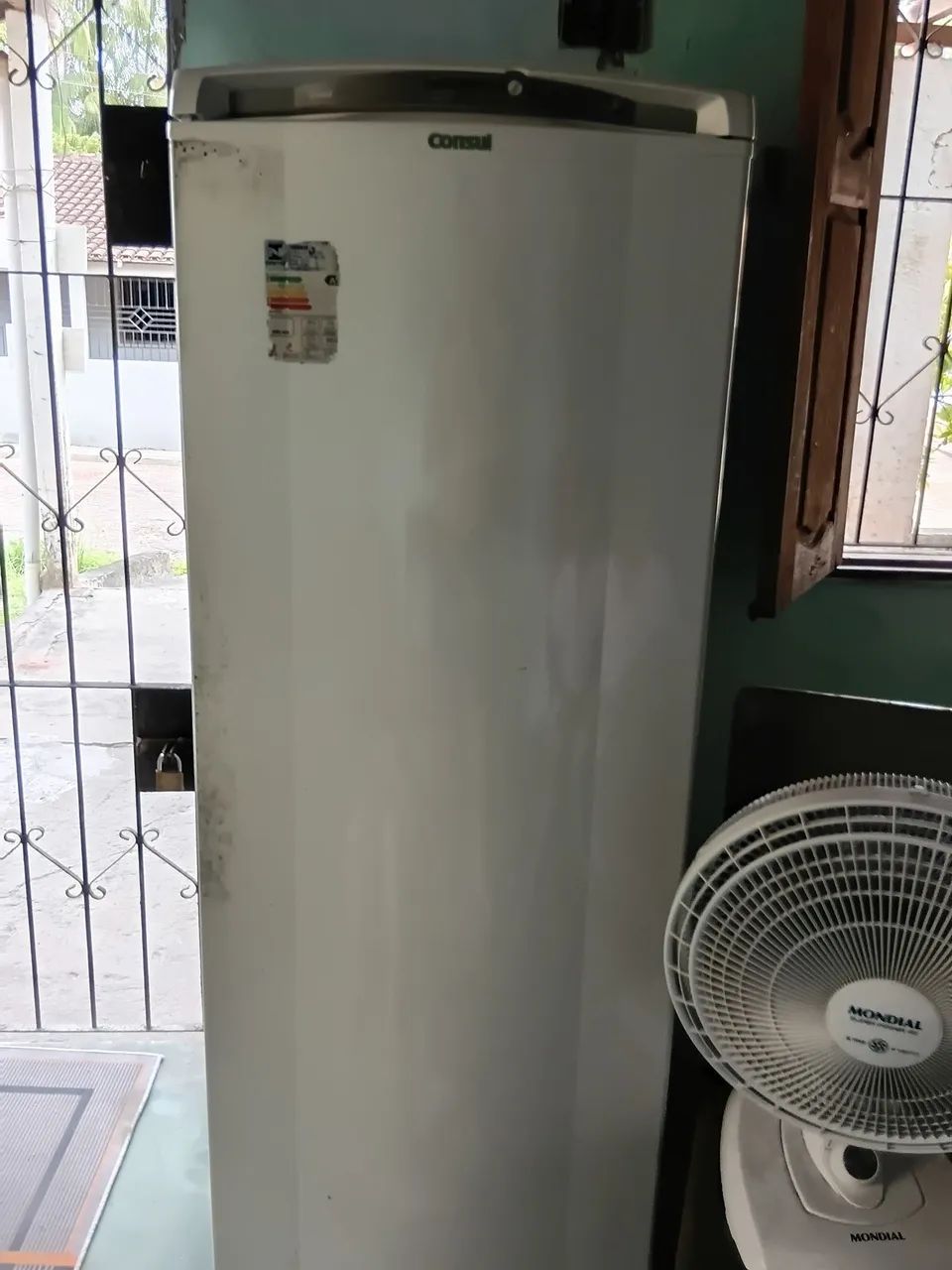 Uma geladeira consul