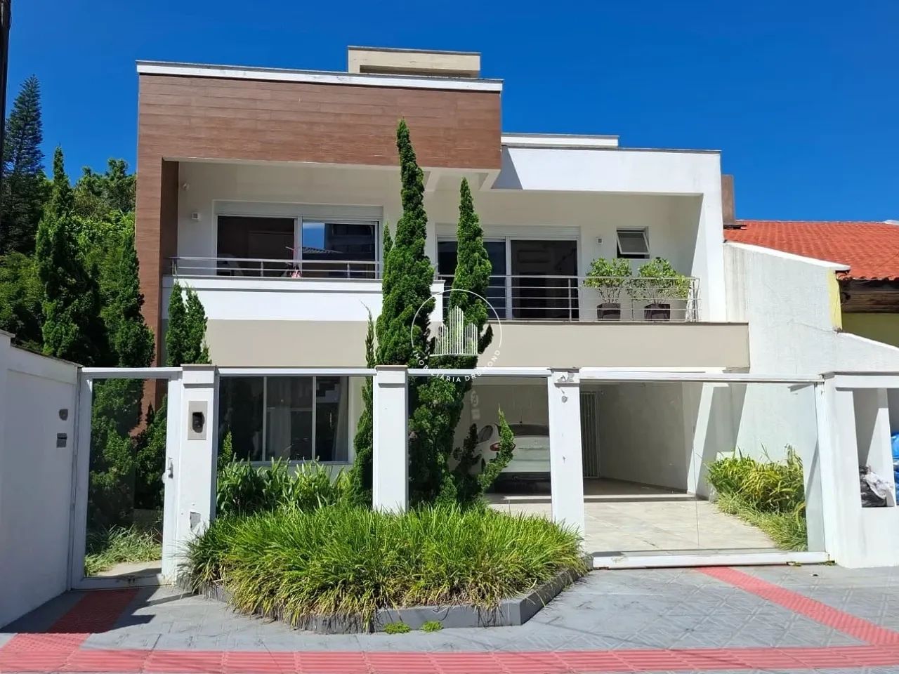 Casa com 3 quartos sendo 1 súite e piscina em Coqueiros - JMS