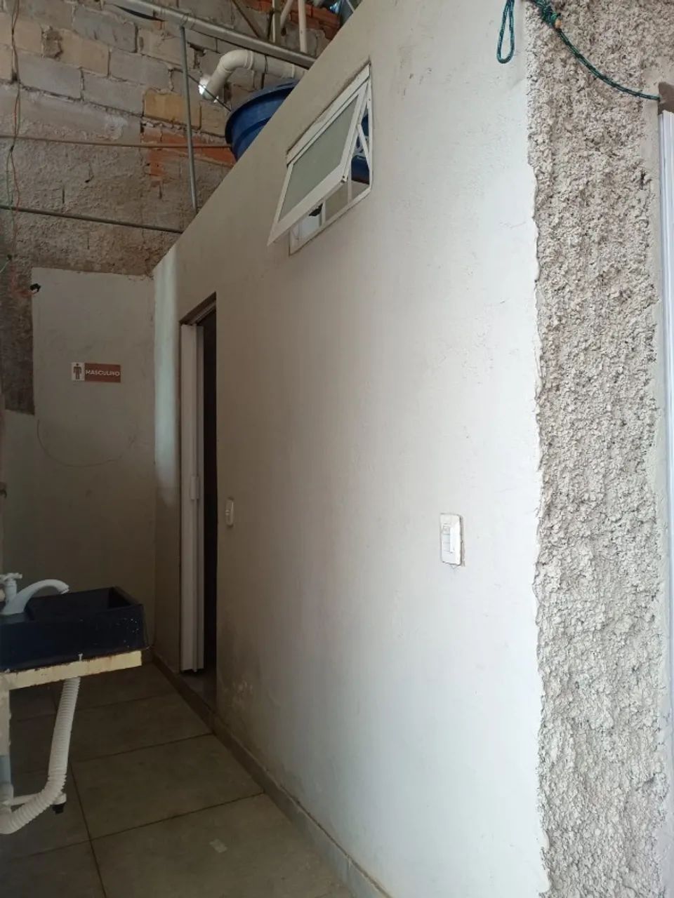 ALUGO GALPÃO COBERTO COM SALA E BANHEIRO. - Foto 3