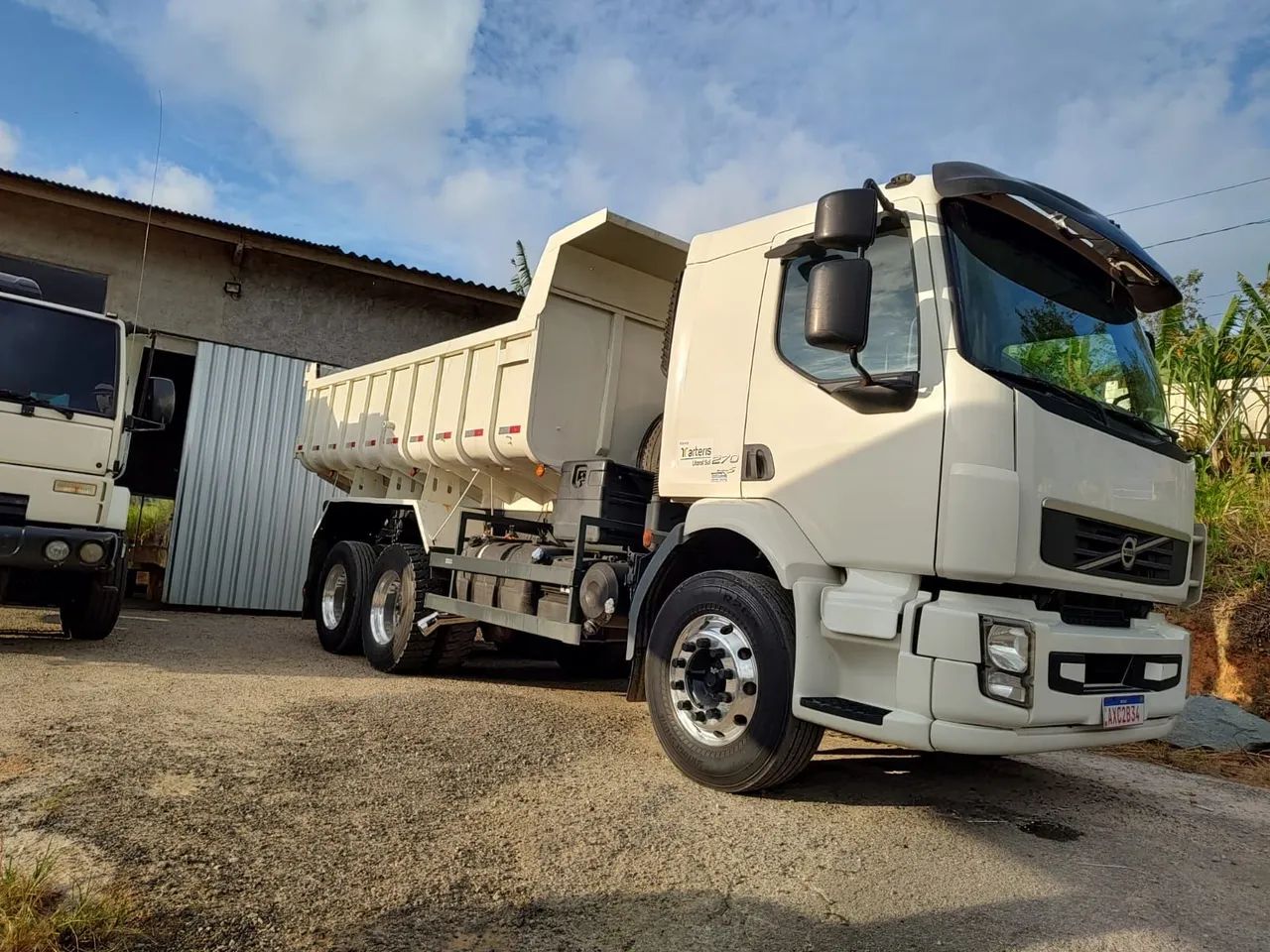 Volvo VM 270 caçamba 