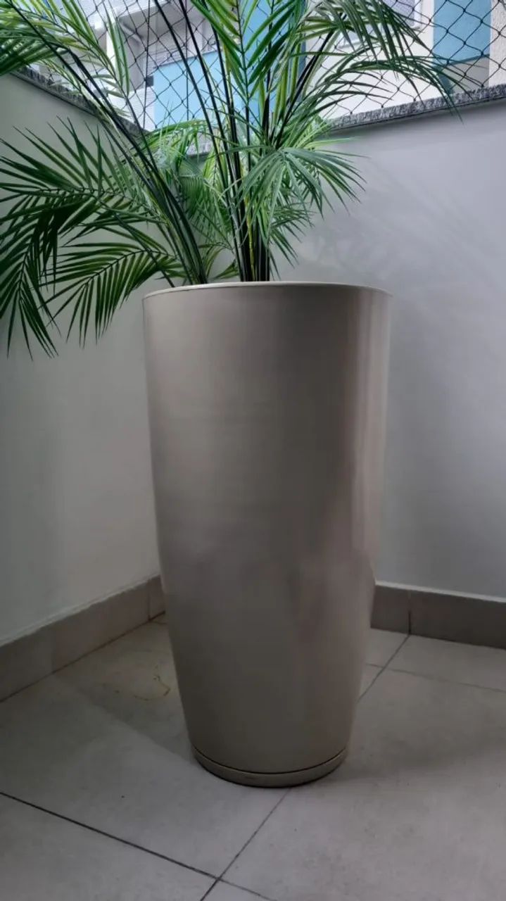 Vaso de polietileno com planta artificial 