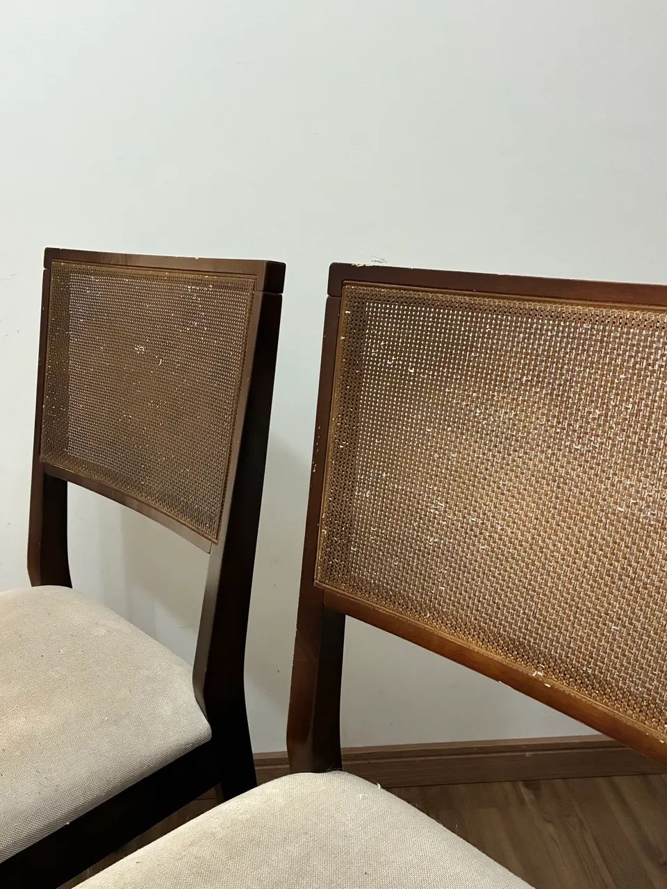 Mesa com tampo laqueado quebrado com 4 cadeiras  - Foto 3