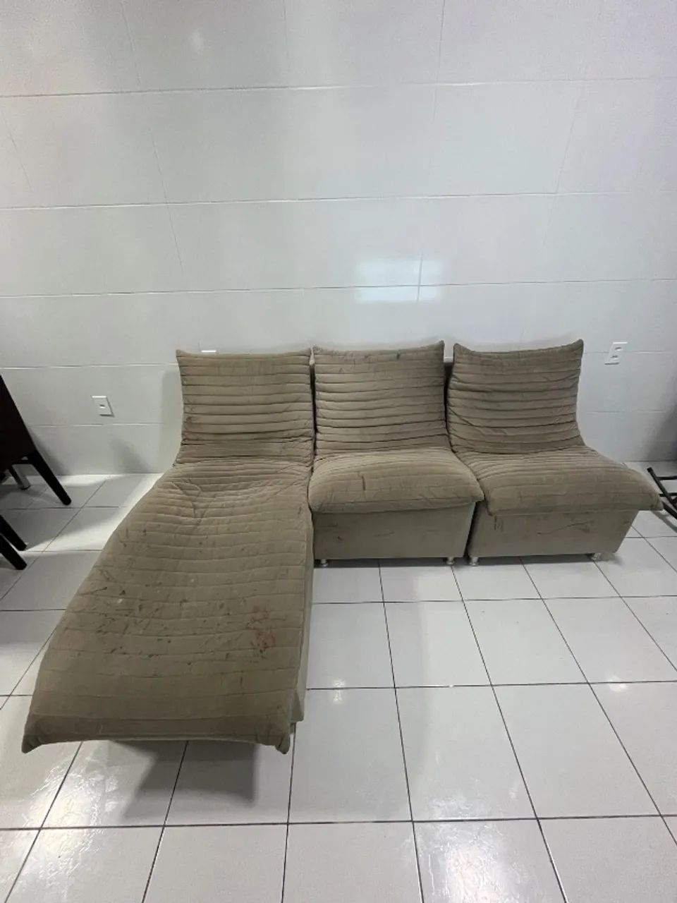 Sofá 3 lugares sendo um com chaise (módulo fixo alongado).  - Foto 2