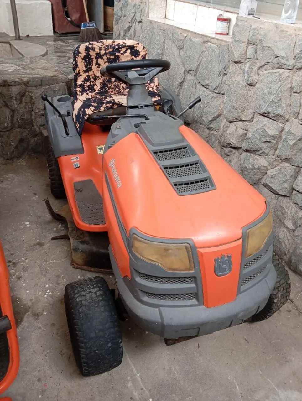 vendo 2 tratoricos cortador de grama Husqvarna, uma para reforma e outro para tirar peças